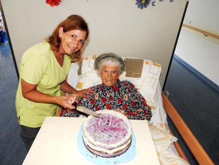 Torto je Angeli pomagala razrezati Nataša Lavtižar
